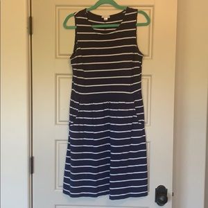 Classic knit dress with pockets!